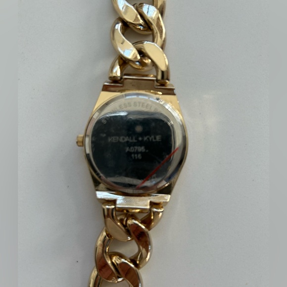 Kendall and Kylie watch - Picture 5 of 6